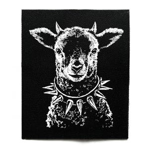 Könnte beinhalten: Schwarz-weißer Aufnäher mit einem Lamm mit Stachelhalsband. Das Lamm hat detailliertes Fell und Hörner. Der Aufnäher ist quadratisch und aus Stoff, zum Aufnähen oder Aufbügeln auf Kleidung.