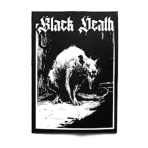 Op de afbeelding: Zwart-witte patch met een gedetailleerde illustratie van een rat met open mond en de tekst "Black Death" in gotische letters. De patch heeft een zwarte rand en een witte achtergrond.