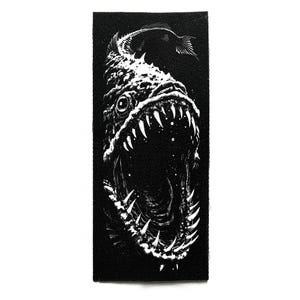 Peut inclure: Une tasse en céramique blanche avec une anse noire et le texte "But First, Coffee" en noir, dans une police manuscrite. La tasse est posée sur une surface blanche.