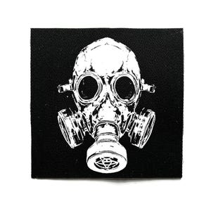 Könnte beinhalten: Schwarzer quadratischer Aufnäher mit einem weißen Gasmasken-Design. Die Gasmaske hat große Augenöffnungen, Seitenfilter und ein zentrales Mundstück. Für Kleidung oder Accessoires.