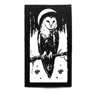 Può includere: Toppa in bianco e nero con un'illustrazione dettagliata di un barbagianni appollaiato su un ramo sotto una luna crescente. Il design include alberi stilizzati e piccoli motivi a teschio, su sfondo bianco con bordo nero.