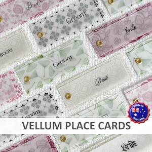 Puede incluir: Una colección de tarjetas de sitio rectangulares de papel vegetal con varios patrones, incluyendo diseños florales, de encaje y de hojas de ginkgo. Cada tarjeta translúcida tiene impreso Bride o Groom en negro y un ojal metálico dorado.