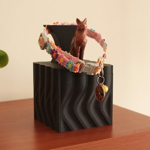 Urna para mascotas con soporte para collar