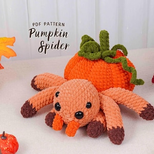 Peut inclure: Un crochet d'araignée citrouille avec un corps orange, des pattes marron et des yeux noirs. Une citrouille orange crochetée avec des vignes vertes est derrière l'araignée. Le texte "PDF PATTERN Pumpkin Spider" est en haut.
