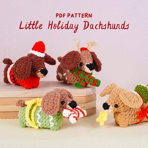 Puede incluir: Cuatro perros salchicha de ganchillo con atuendos festivos. Uno lleva un gorro de Papá Noel, otro tiene cuernos de reno y una bufanda, y los otros tienen accesorios navideños. El texto "PDF PATTERN Little Holiday Dachshunds" está en la parte superior.