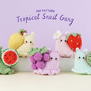 Puede incluir: Una colección de figuras de caracoles de ganchillo, cada una adornada con una fruta tropical diferente. Los caracoles son de varios colores, incluyendo verde, amarillo, rosa y azul. El texto "Tropical Snail Gang" se muestra arriba.