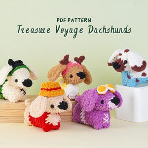 Könnte beinhalten: Fünf gehäkelte Dackel-Hundefiguren in verschiedenen Farben und Outfits. Die Hunde sind weiß, braun, lila, rot und blau. Der Text "PDF PATTERN Treasure Voyage Dachshunds" befindet sich oben im Bild.