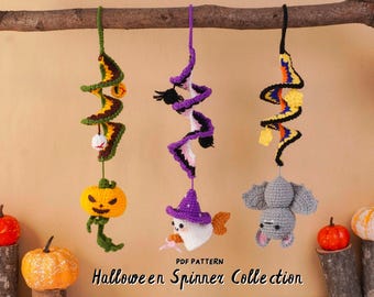 Op de afbeelding: Drie gehaakte Halloween-spinners hangend aan een tak. Links een groene spiraal met pompoen, in het midden een paarse spiraal met spookje in heksenhoed, rechts een zwart-oranje spiraal met grijze vleermuis. Tekst: PDF PATTERN Halloween Spinner Collection.