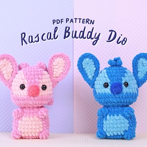 Puede incluir: Patrón PDF para tejer dos peluches de ganchillo, uno rosa y otro azul, con el texto "Rascal Buddy Dio" encima.