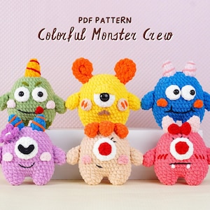 Puede incluir: Seis monstruos de ganchillo hechos a mano y coloridos con cuernos, antenas y lazos. Los monstruos son en tonos de verde, amarillo, azul, morado, rosa y beige. El texto "PDF PATTERN Colorful Monster Crew" está en la parte superior.