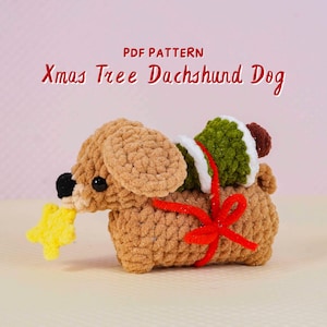 K&ouml;nnte beinhalten: Ein geh&auml;kelter Dackel mit einem Weihnachtsbaum auf dem R&uuml;cken und einem gelben Stern im Maul. Der Hund ist braun mit schwarzer Nase und Augen. Der Baum ist gr&uuml;n und wei&szlig;, und der Hund ist mit einem roten Band gebunden. Der Text "PDF PATTERN Xmas Tree Dachshund Dog" steht oben.