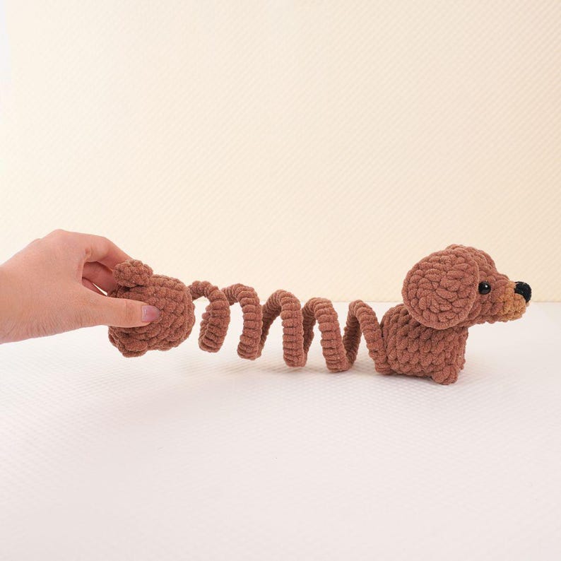 Puede incluir: Un juguete para perro de crochet marr&oacute;n con una cola de resorte. El juguete est&aacute; hecho de hilo suave y de felpa y es perfecto para el juego interactivo.