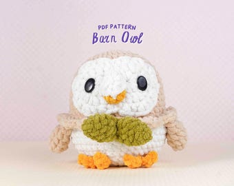 Op de afbeelding: Een gehaakte kerkuil met een witte kop, een bruin lichaam en zwarte ogen. De uil heeft groene en oranje accenten, met de tekst "PDF PATTERN Barn Owl" erboven.