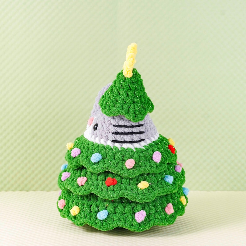 Peut inclure: Un sapin de No&euml;l au crochet fait &agrave; la main, vert, gris et blanc. L'arbre est d&eacute;cor&eacute; de pois color&eacute;s et d'un sommet jaune. L'arbre mesure environ 15 cm de haut.