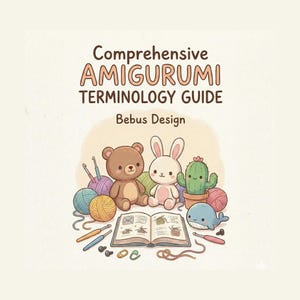 Puede incluir: Portada de libro con el título "Comprehensive Amigurumi Terminology Guide" y el texto "Bebus Design". La ilustración presenta un oso pardo, un conejo blanco, un cactus y otros elementos relacionados con el ganchillo.