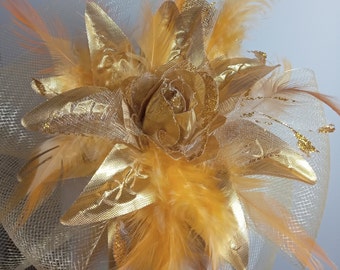 Goldfarbiger Fascinator