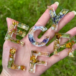 Llaveros grandes de resina con iniciales florales / Llavero con letra de resina de rosa seca prensada / Regalo personalizado con nombre / Regalo hecho a mano