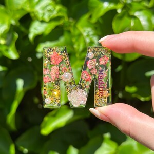 Llaveros de resina floral con inicial de nombre y letra / Llavero de flores secas prensadas reales / Diseño personalizado / Llavero con nombre / Regalo hecho a mano