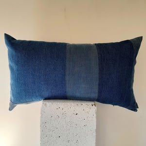 Housse de coussin traversin en denim fait main : bleu jeans vintage patchwork recyclé