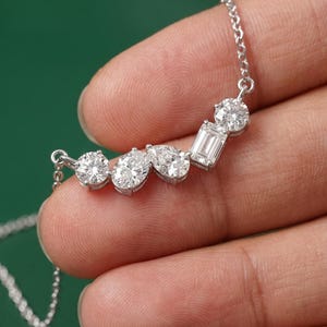 Collar de diamantes de oro de 14 quilates con múltiples formas / Colgante de barra curva de diamantes cultivados en laboratorio de 0,50 ct a 5 ct / Collar de 5 piedras con diseño de sonrisa / Joyería fina personalizada