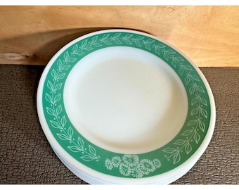 Pyrex Green Laurel Leaf Dinner Plates  9&quot;