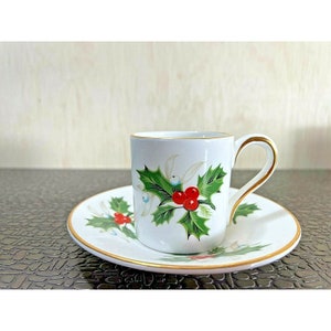 Vintage Danbury Mint "ROYAL GRAFTON" Bone China Holly Teacup & Saucer