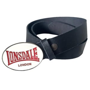 Puede incluir: Un cinturón de cuero negro con una hebilla de metal ovalada. La hebilla tiene la palabra "LONSDALE" en letras rojas y "LONDON" en letras negras.