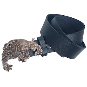 Puede incluir: Un cinturón de cuero negro con una hebilla de plata en forma de bulldog. La hebilla es detallada y muestra la cara y las patas del bulldog.