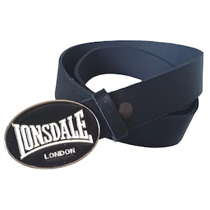Puede incluir: Un cinturón de cuero negro con una hebilla ovalada plateada con el texto blanco " Lonsdale London ".