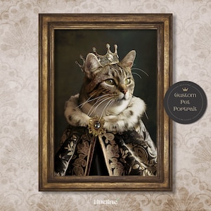 Op de afbeelding: Een tabbykat met een gouden kroon en een zwart-gouden gewaad met een bontkraag. De kat kijkt naar rechts. De afbeelding is ingelijst in een gouden lijst. De tekst "Custom Pet Portrait" staat in een cirkel in de rechterbovenhoek van de afbeelding.