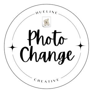 Può includere: Logo circolare con la scritta "Photo Change" in corsivo. Il logo include una piccola illustrazione di un cucciolo e le parole "HUELINE" e "CREATIVE" in un carattere più piccolo attorno al cerchio.