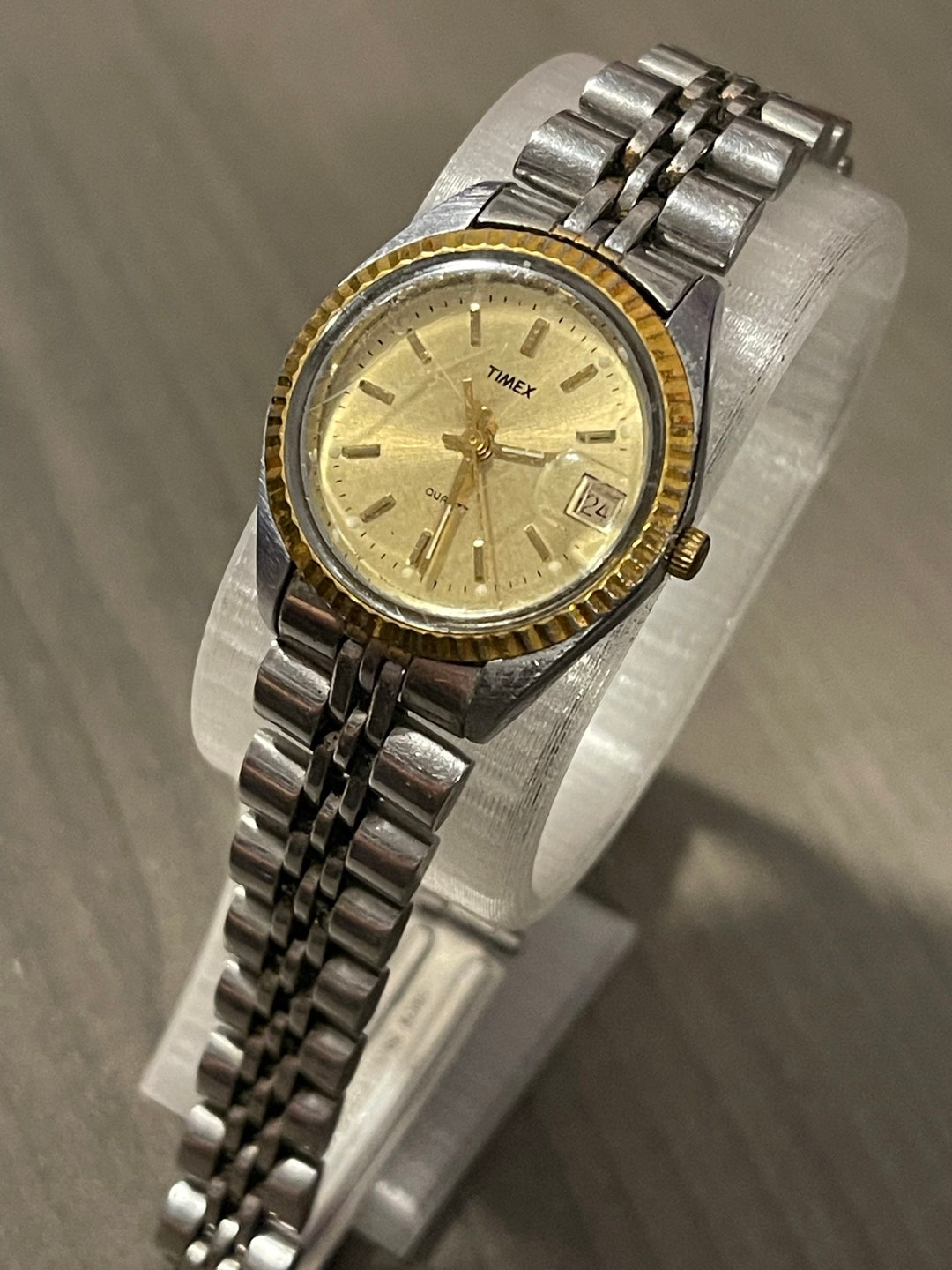 1989 Timex Ladies Watch Date Window Fluted Goldtone Bezel Steel