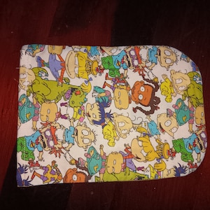 Housse de sac pour stomie. Des rats tapis. Ouverture aux extrémités, dos extensible, 9 po. de longueur. Différentes tailles de collerette disponibles. Iléostomie, colostomie, urostomie
