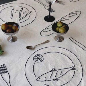 Weiße handbestickte Leinentischdecke - Minimalistisches Dinner-Set-Design - Elegante Tischdekoration für den Alltag und besondere Anlässe