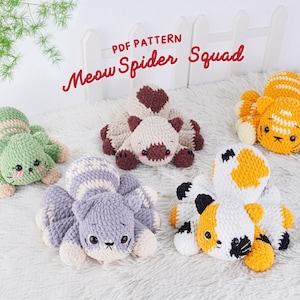 Può includere: Cinque peluche fatti a mano all'uncinetto a forma di gatto-ragno in vari colori, tra cui verde, viola, arancione e bianco, con simpatici tratti del viso. Il testo "PDF PATTERN Meow Spider Squad" è visualizzato in corsivo rosso.