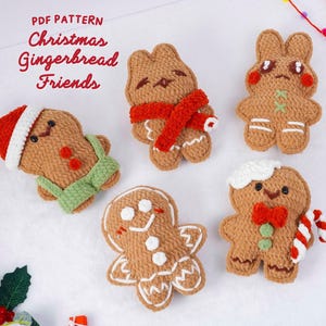 Könnte beinhalten: Eine Sammlung handgestrickter Lebkuchenfiguren mit verschiedenen Designs. Eine trägt einen Weihnachtsmannhut, andere rote Schals und weitere dekorative Details. Der Text "PDF PATTERN Christmas Gingerbread Friends" ist sichtbar.