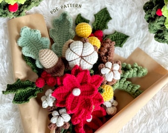 Puede incluir: Un ramo de Navidad tejido a crochet con una flor de pascua roja, bolas de algodón blancas, hojas de acebo verdes, bellotas marrones y bayas amarillas. El ramo está envuelto en papel marrón y colocado sobre una superficie blanca y esponjosa.