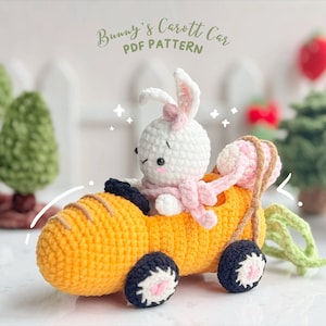 Könnte beinhalten: Ein weißes Häkel-Kaninchen mit einem rosa Schal sitzt in einem orangefarbenen Häkel-Karottenauto. Das Auto hat schwarze Räder und einen grünen Stiel. Der Text "Bunny's Carott Car PDF PATTERN" steht über dem Auto.
