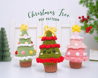 Puede incluir: Tres adornos de árbol de Navidad hechos a crochet. Uno es verde con ribete rojo y una cara sonriente, otro es rosa con lunares blancos y el último es verde con ribete blanco. Los adornos están sobre una superficie blanca con el texto "Christmas Tree PDF Pattern".