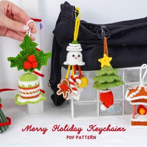 Puede incluir: Una colección de llaveros navideños de ganchillo hechos a mano. Los llaveros incluyen un árbol de Navidad, un muñeco de nieve, un hombre de jengibre y una linterna. El texto "Merry Holiday Keychains PDF Pattern" se muestra.