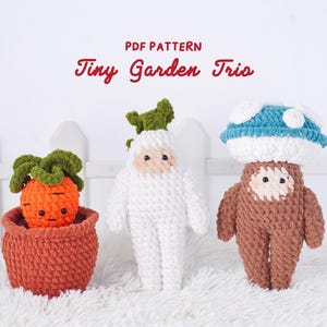 Puede incluir: Tres figuras de jardín de ganchillo: una zanahoria en una maceta, un rábano y una seta. La zanahoria es naranja con hojas verdes, el rábano es blanco y la seta es marrón con un gorro azul y blanco. El texto "PDF PATTERN Tiny Garden Trio" está en la parte superior.