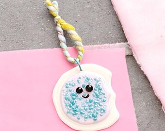 Weihnachtsplätzchen mit Bissspuren verschmolzenem Glasornament