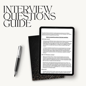 Può includere: Una guida per rispondere alle domande comuni del colloquio per una carriera legale. La guida è su un tablet con sfondo nero e accenti dorati. Il testo è in bianco e nero. La guida include sezioni su "Dimmi di te", "Perché il diritto? & Perché diventare avvocato?", e "Perché il nostro studio?"