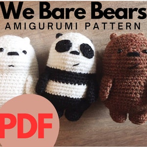 Op de afbeelding: Drie gehaakte knuffels, een witte ijsbeer, een zwart-witte pandabeer en een bruine grizzlybeer. De beren zitten op een houten oppervlak. De tekst "We Bare Bears AMIGURUMI PATTERN PDF" staat boven de beren.