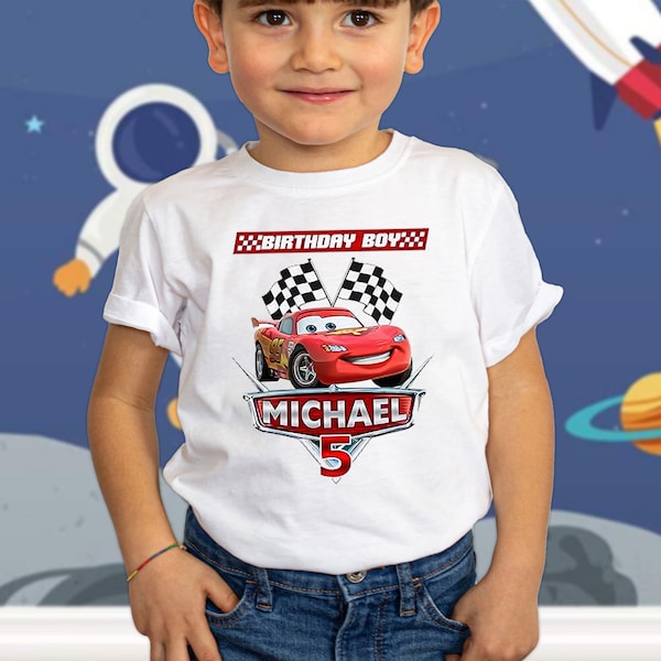 Camicia personalizzata per la famiglia del compleanno di un'auto da corsa, camicia per il compleanno del film dell'auto rossa, regalo a tema per la festa di compleanno di un'auto con fulmine per i bambini