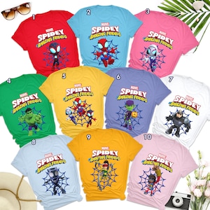 Op de afbeelding: Tien verschillende T-shirts met Marvel's Spidey en zijn fantastische vrienden. Elk shirt heeft een ander personage uit de show, waaronder Spidey, Hulk, Ghost-Spider, Green Goblin, Rhino en meer. De shirts zijn allemaal in verschillende kleuren, waaronder rood, blauw, groen, geel, roze en wit.