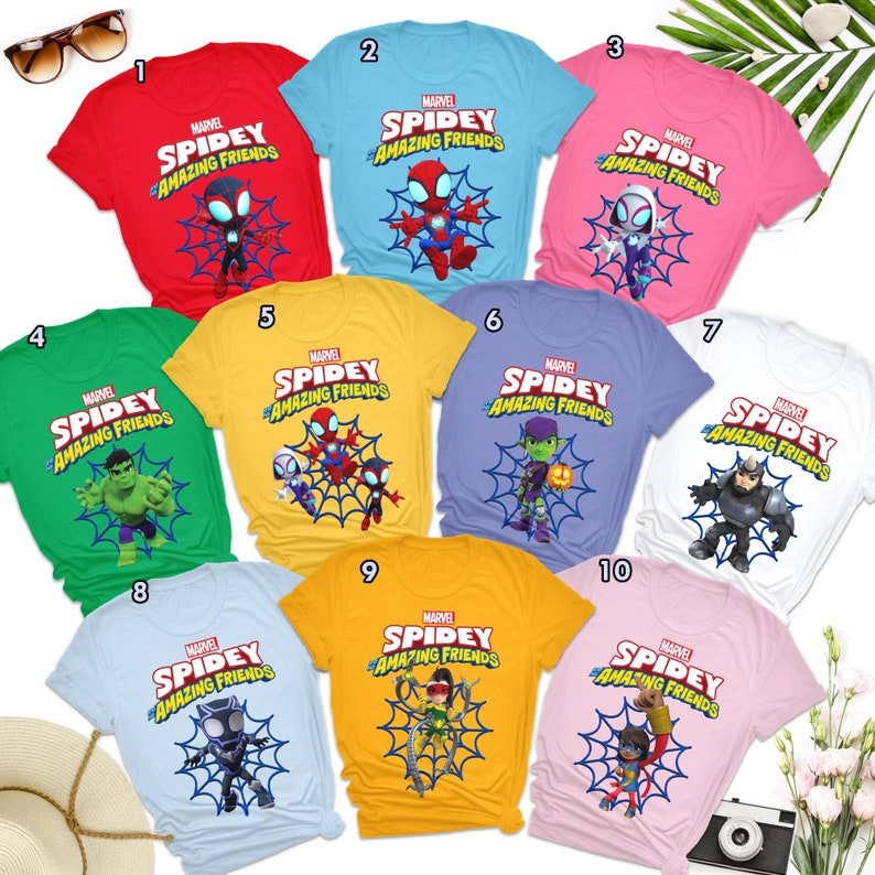 Op de afbeelding: Tien verschillende T-shirts met Marvel's Spidey en zijn fantastische vrienden. Elk shirt heeft een ander personage uit de show, waaronder Spidey, Hulk, Ghost-Spider, Green Goblin, Rhino en meer. De shirts zijn allemaal in verschillende kleuren, waaronder rood, blauw, groen, geel, roze en wit.