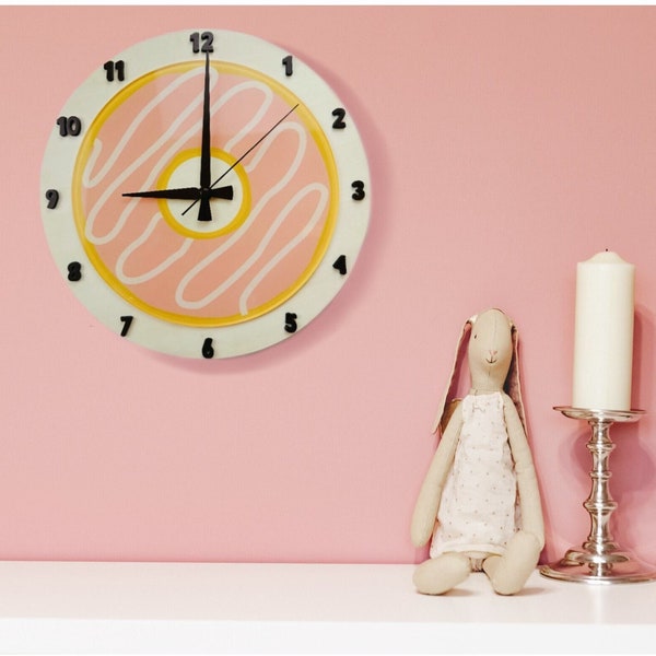 Horloge murale Pinky Donut – Contreplaqué et acrylique imprimé UV – Idéal pour les chambres d'enfants, les chambres de crèche et les amateurs de Pop Art – Idées cadeaux uniques