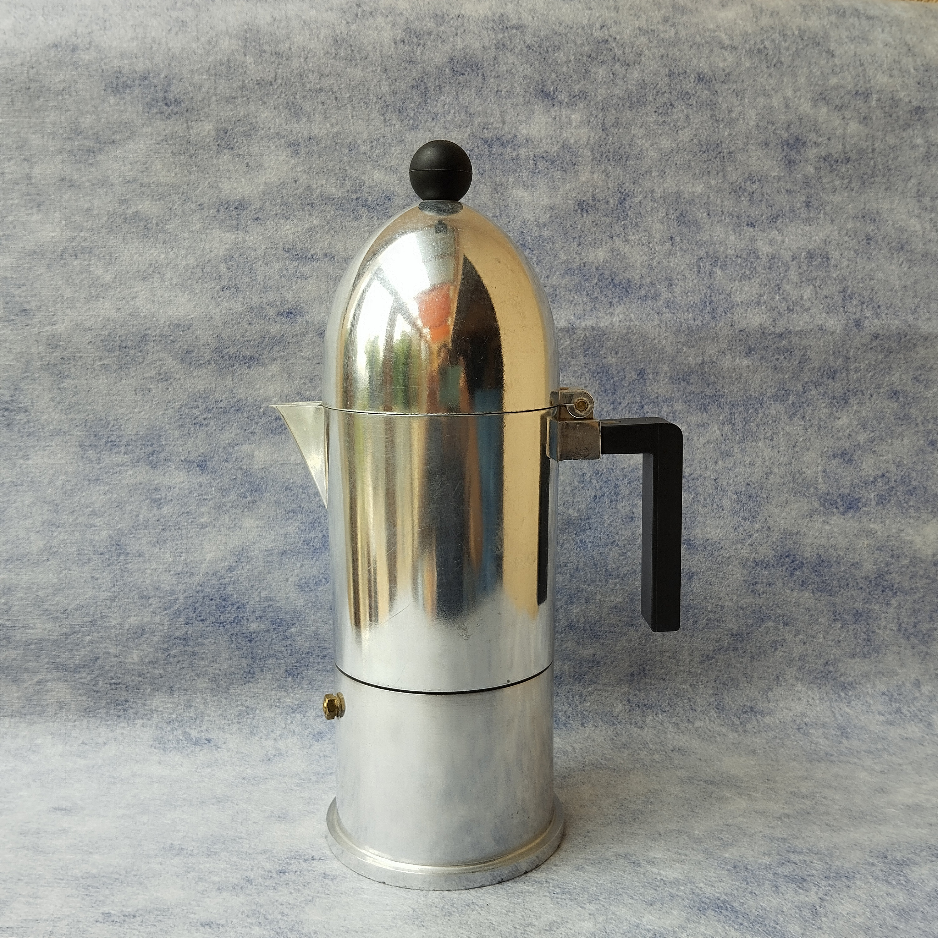 Cafetera espresso italiana moderna La Cupola atribuida a Aldo Rossi para  Alessi, años 90 en venta en Pamono