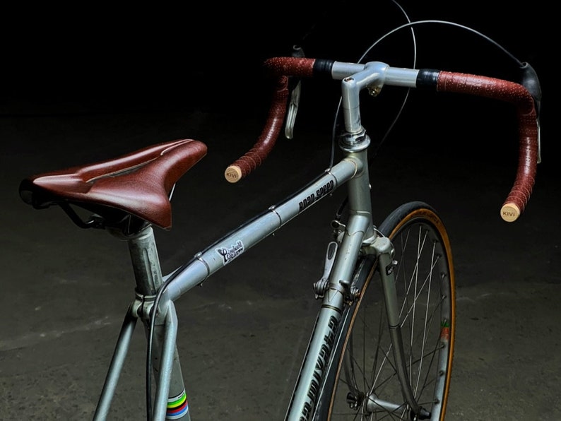 Vintage Sattel & Lenkerband Bundle braun Rennrad, Gravel-Bike Veganes Leder Authentic Retro Style Ride in Style mit Crimebuehl Bikes Bild 6